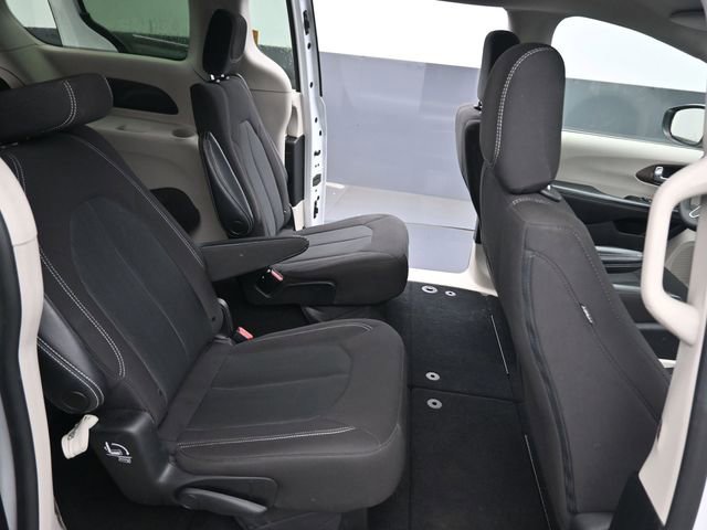 Used 2022 Chrysler Voyager LX image 8