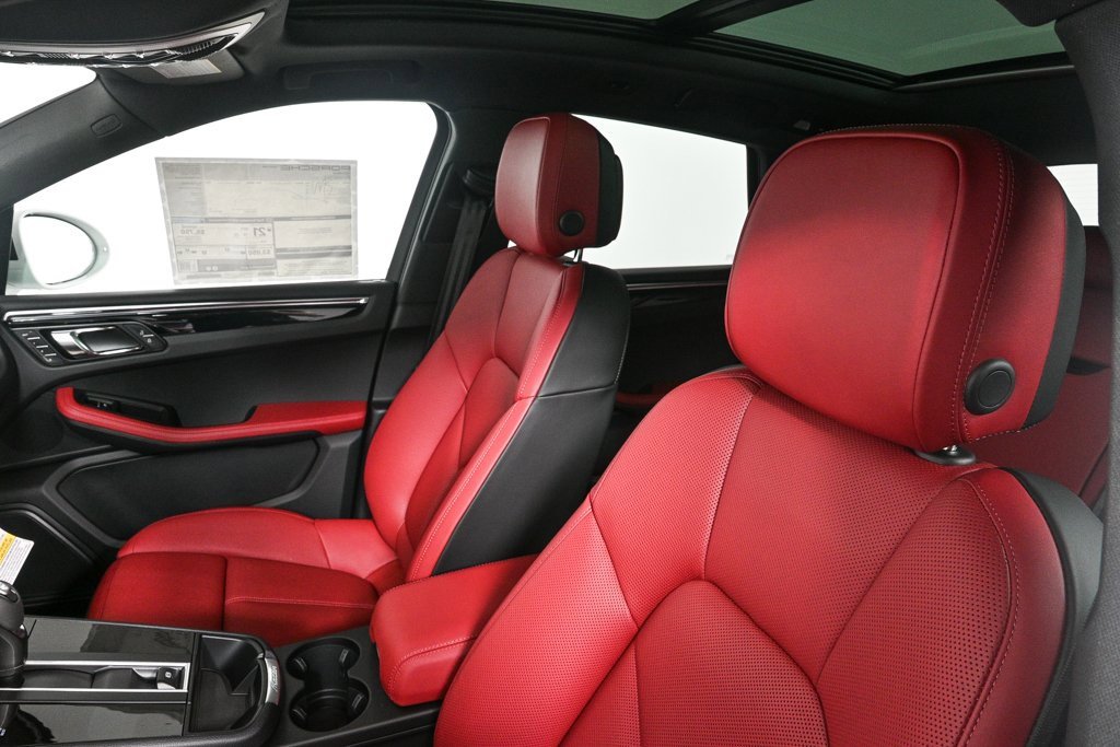 Certified 2025 Porsche Macan image 5