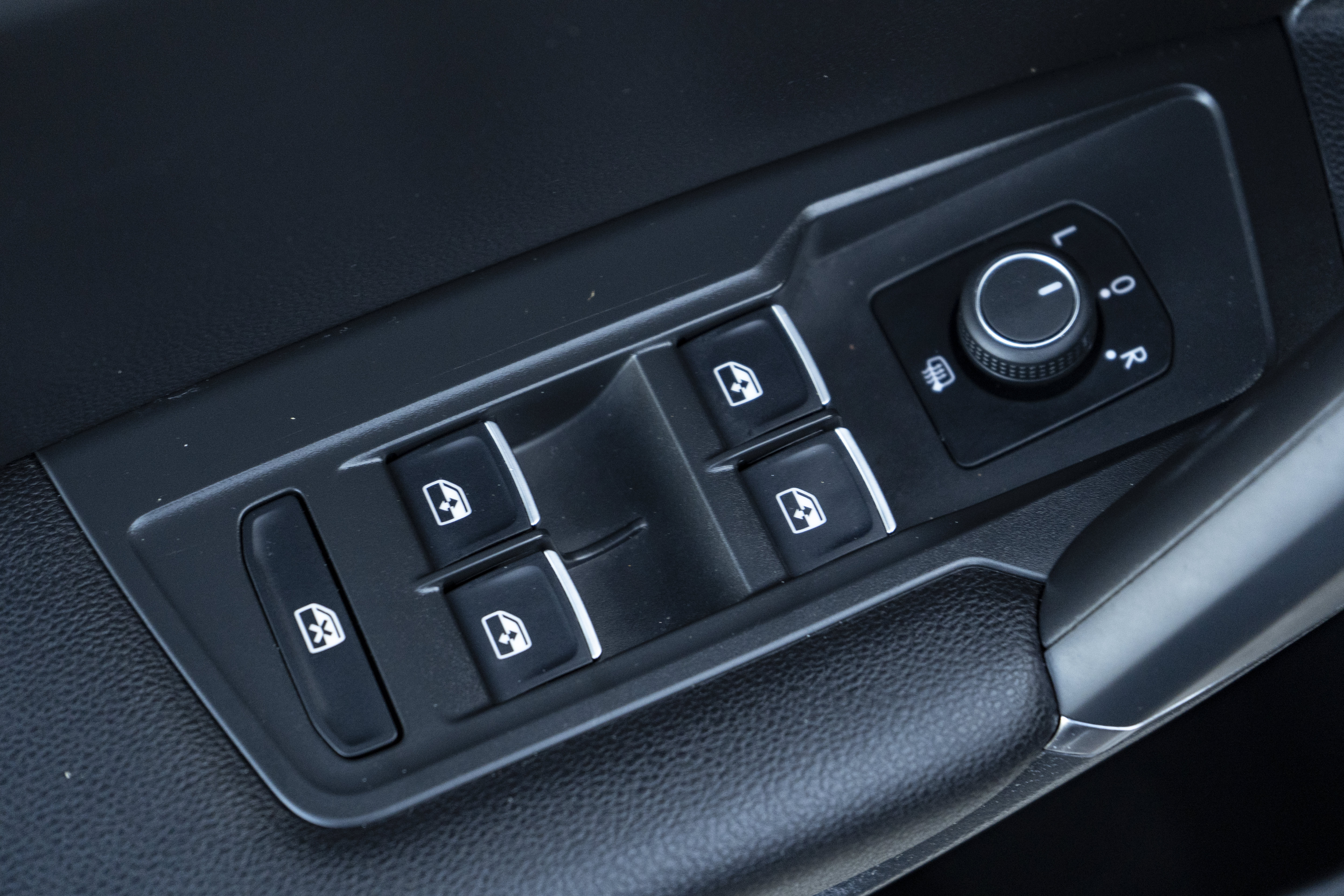Certified 2020 Volkswagen Tiguan SEL FWD image 35