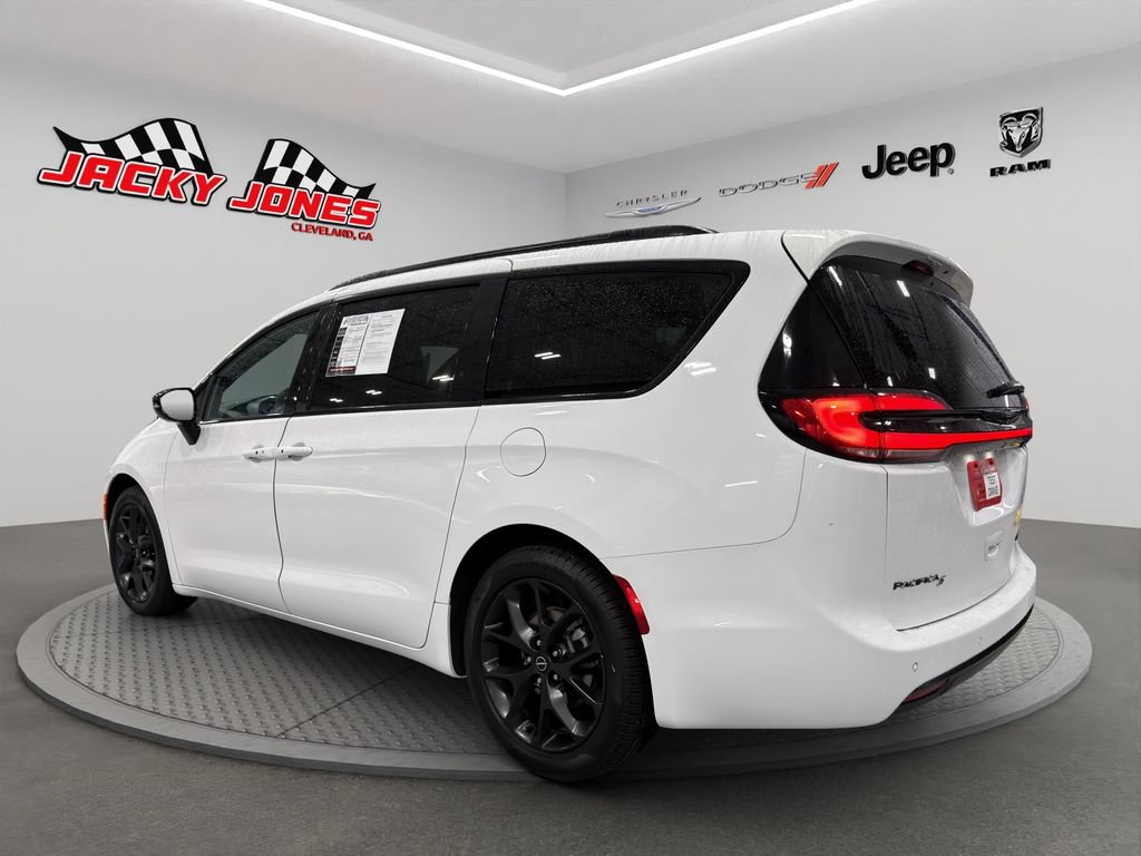 Used 2025 Chrysler Pacifica Limited FWD image 6
