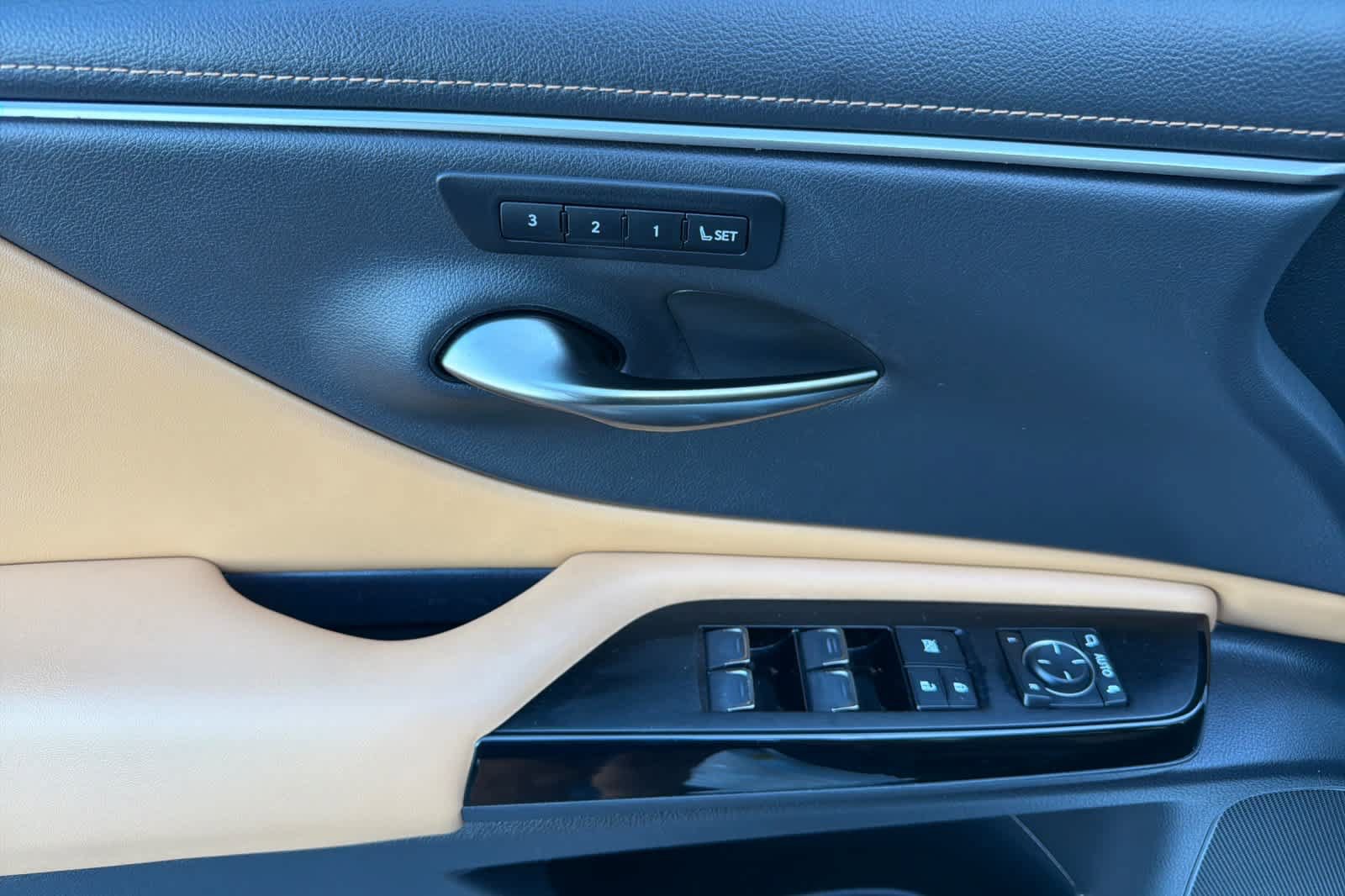 Certified 2025 Lexus ES 300h w/ Premium Package FWD image 12