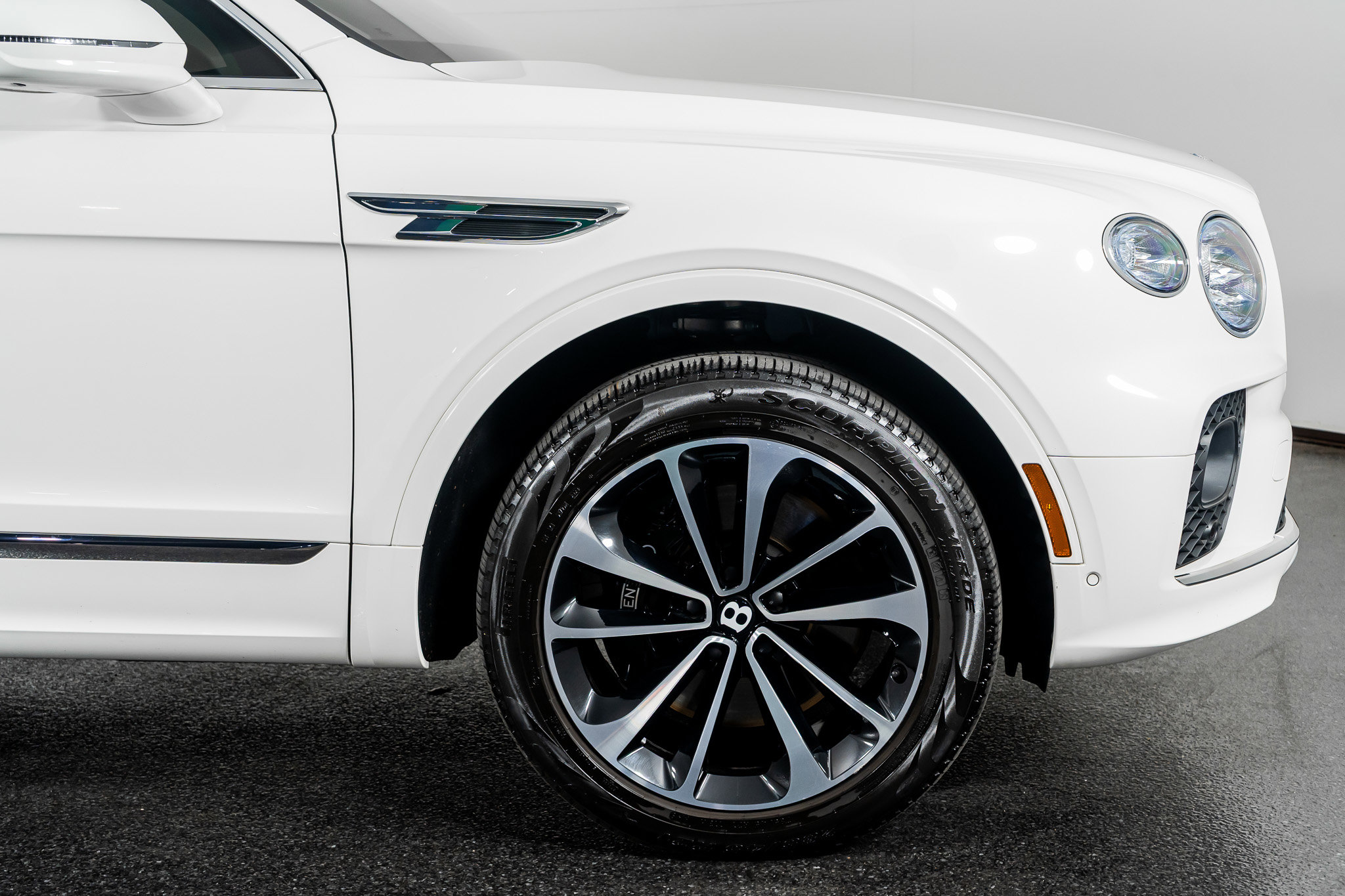 Used 2023 Bentley Bentayga Extended Wheelbase image 6