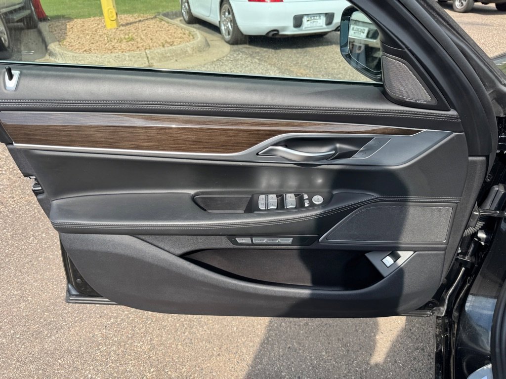 Used 2017 BMW 740i xDrive image 23