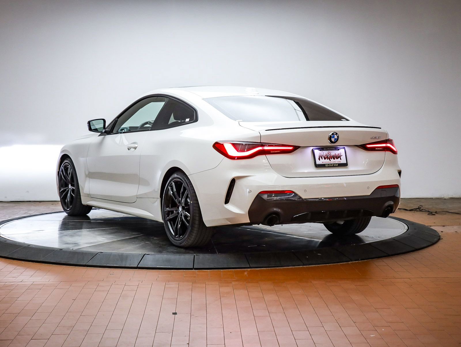 Used 2024 BMW 430i Coupe w/ M Sport Package RWD image 2