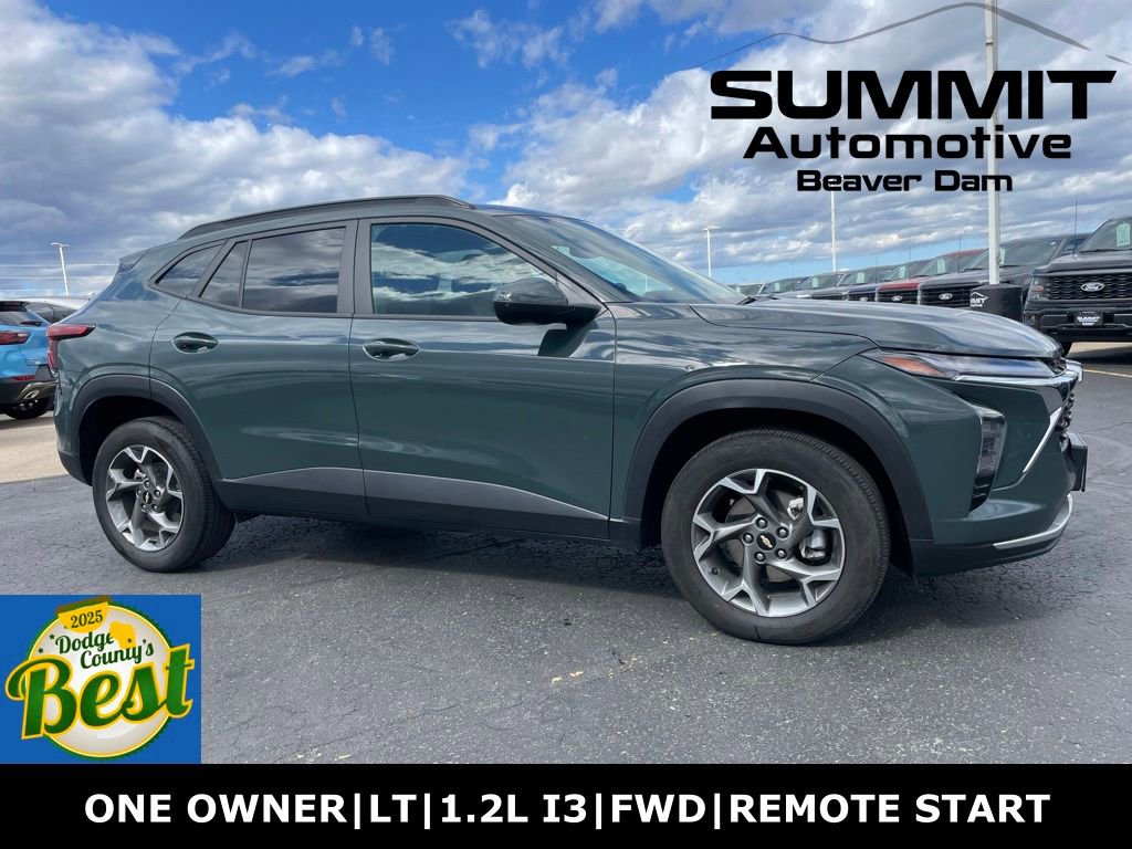 Used 2025 Chevrolet Trax LT FWD image 1