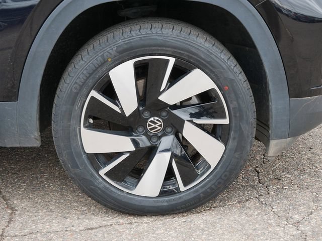 Certified 2025 Volkswagen Atlas Cross Sport SE FWD image 9