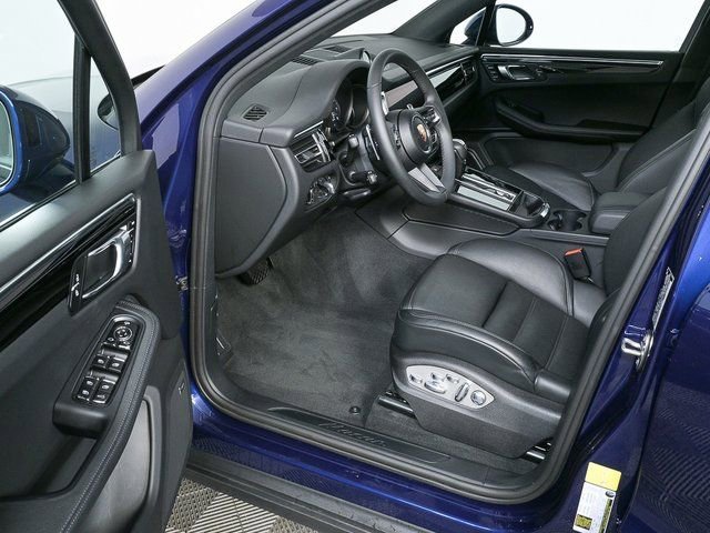 Certified 2025 Porsche Macan AWD image 8