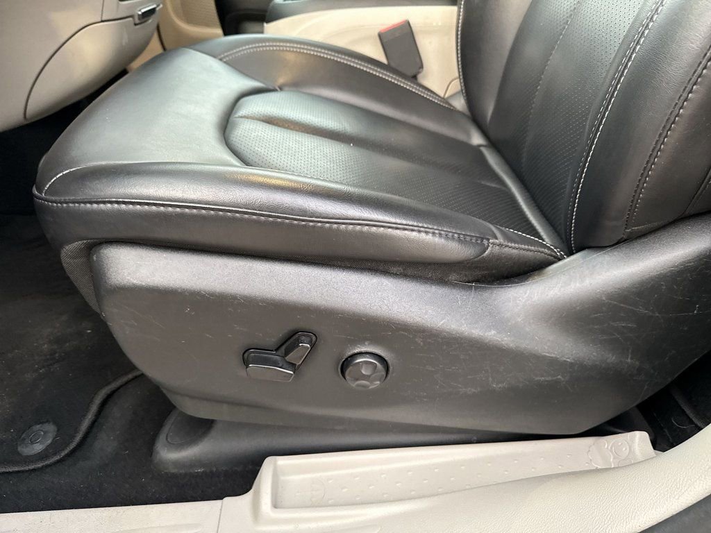 Used 2023 Chrysler Pacifica Touring-L image 13