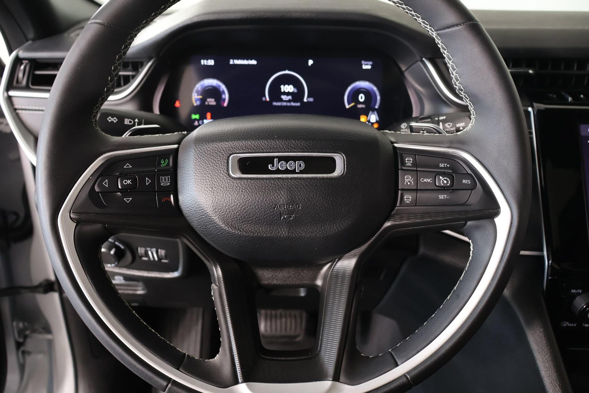 Used 2023 Jeep Grand Cherokee Altitude AWD/4WD image 3