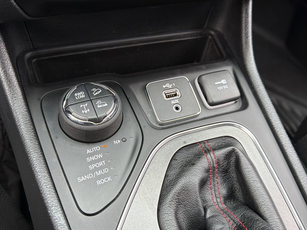 Used 2020 Jeep Cherokee Trailhawk w/ Cold Weather Group AWD/4WD image 27
