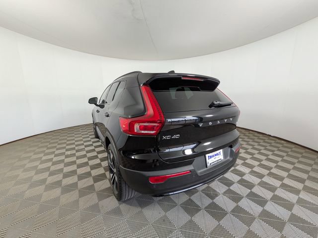 Used 2025 Volvo XC40 B5 Plus image 13