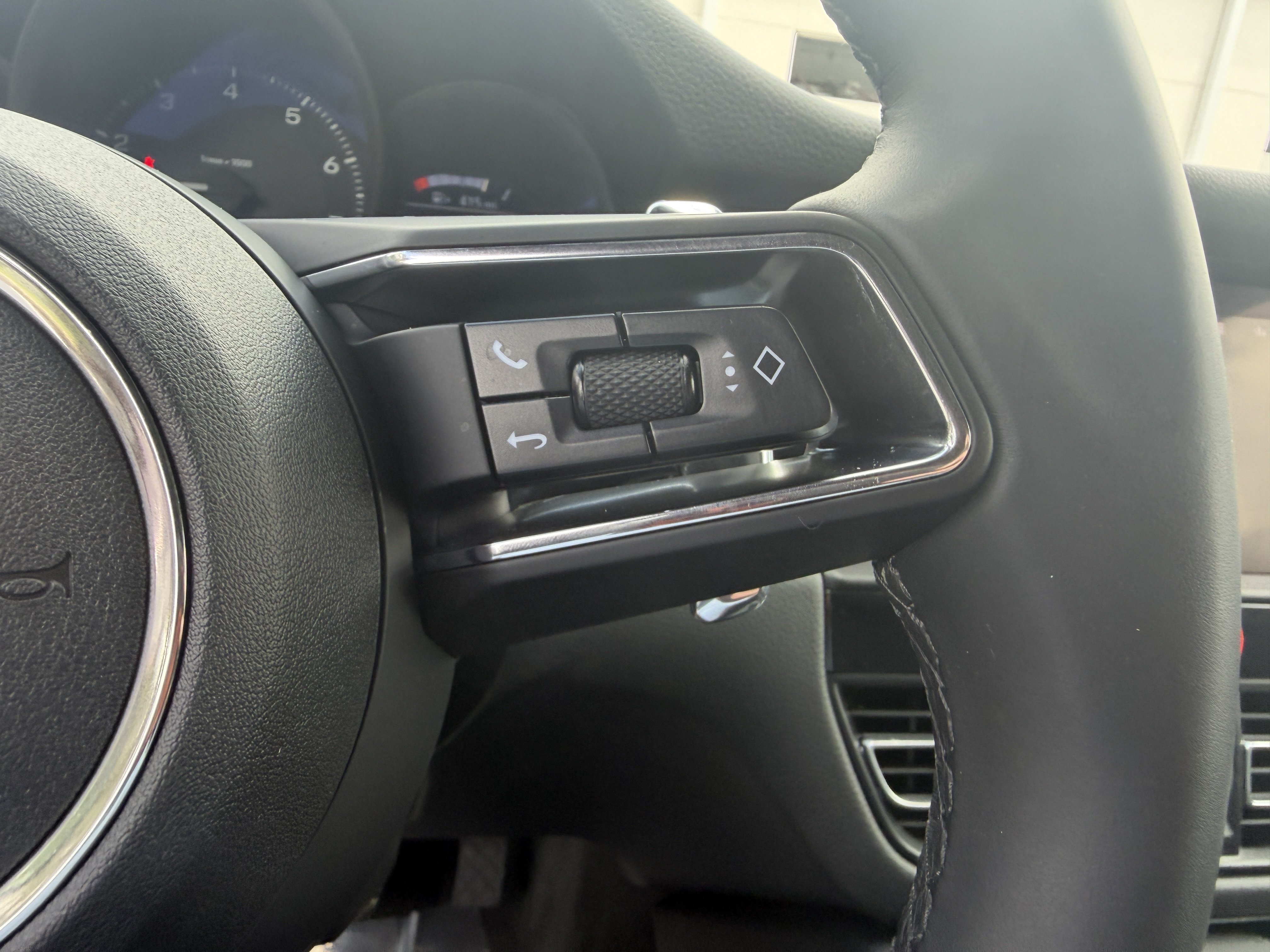 Certified 2025 Porsche Macan AWD/4WD image 30