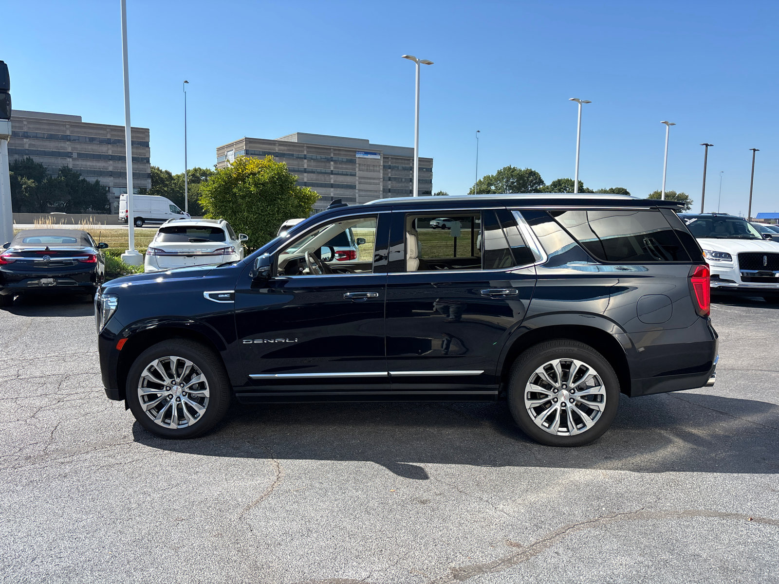 Used 2021 GMC Yukon Denali w/ Denali Premium Package image 4