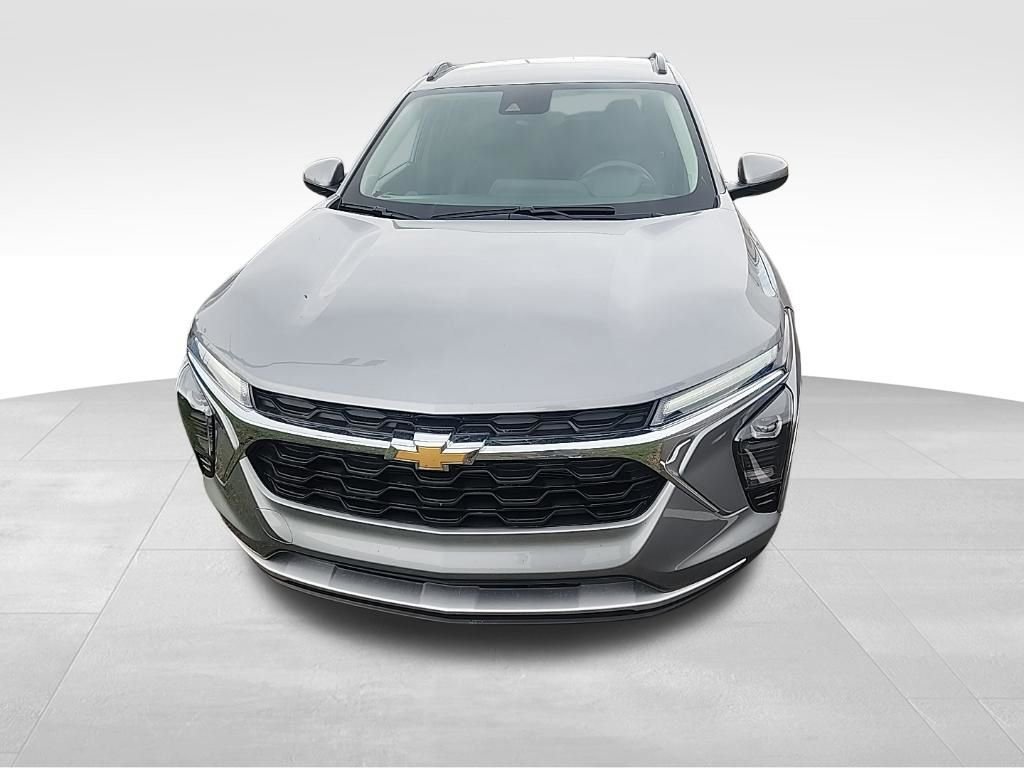 Used 2025 Chevrolet Trax LT FWD image 9