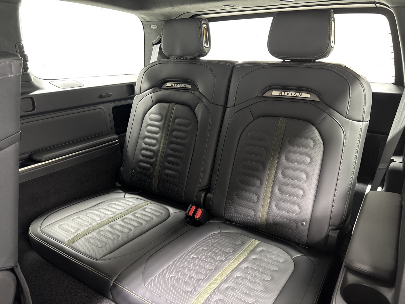 Used 2025 Rivian R1S Adventure AWD/4WD image 25