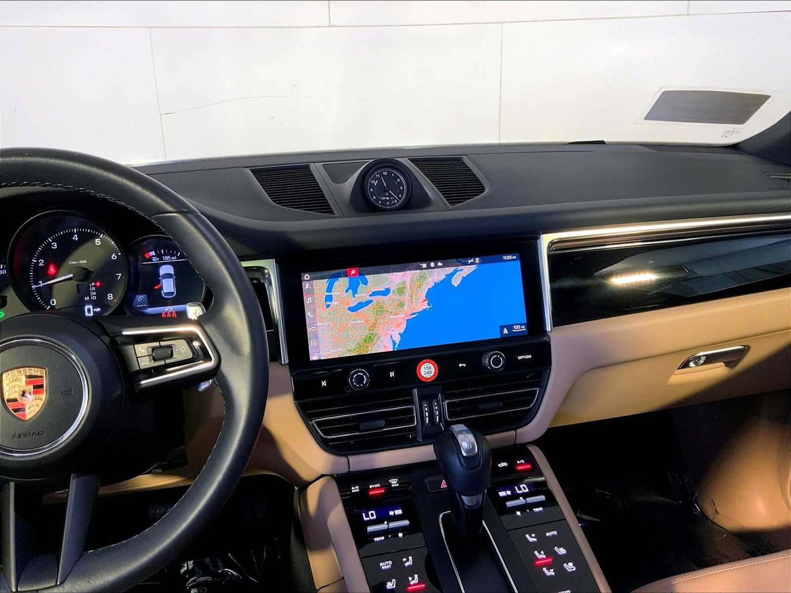 Certified 2023 Porsche Macan AWD/4WD image 16