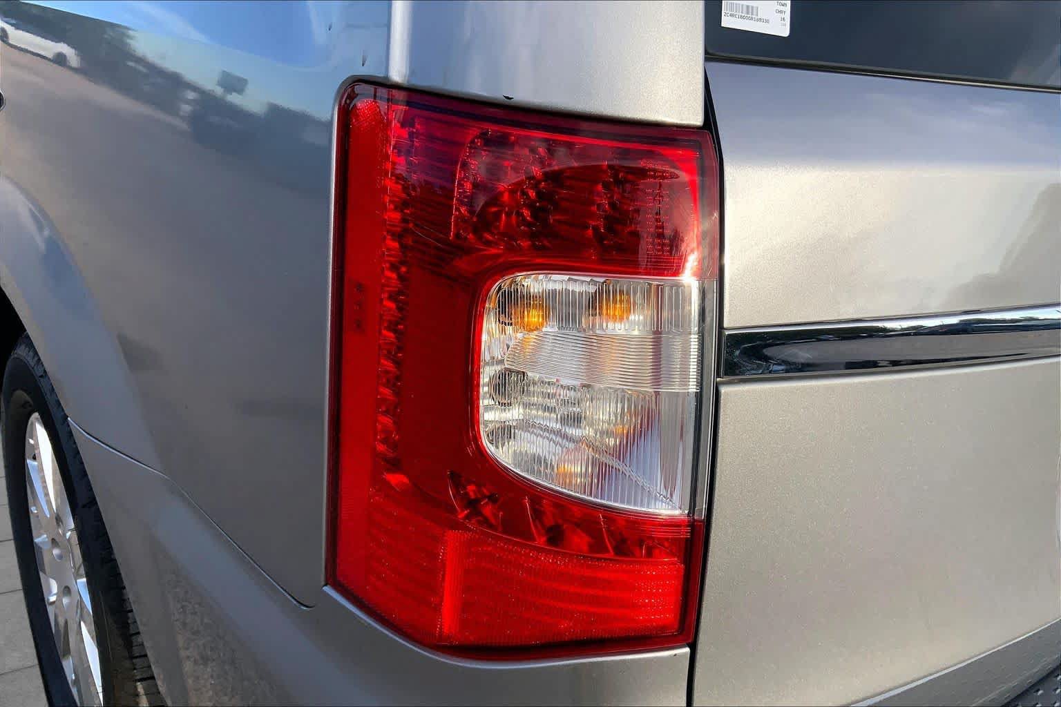 Used 2016 Chrysler Town & Country Touring FWD image 28