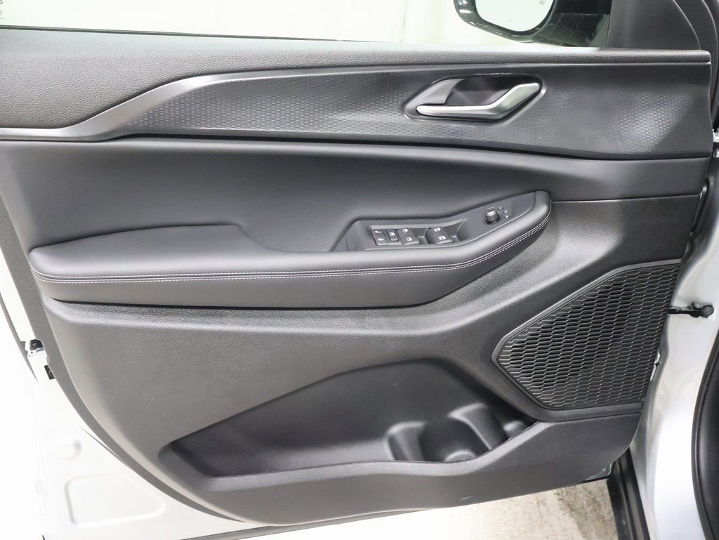 New 2025 Jeep Grand Cherokee Altitude image 10