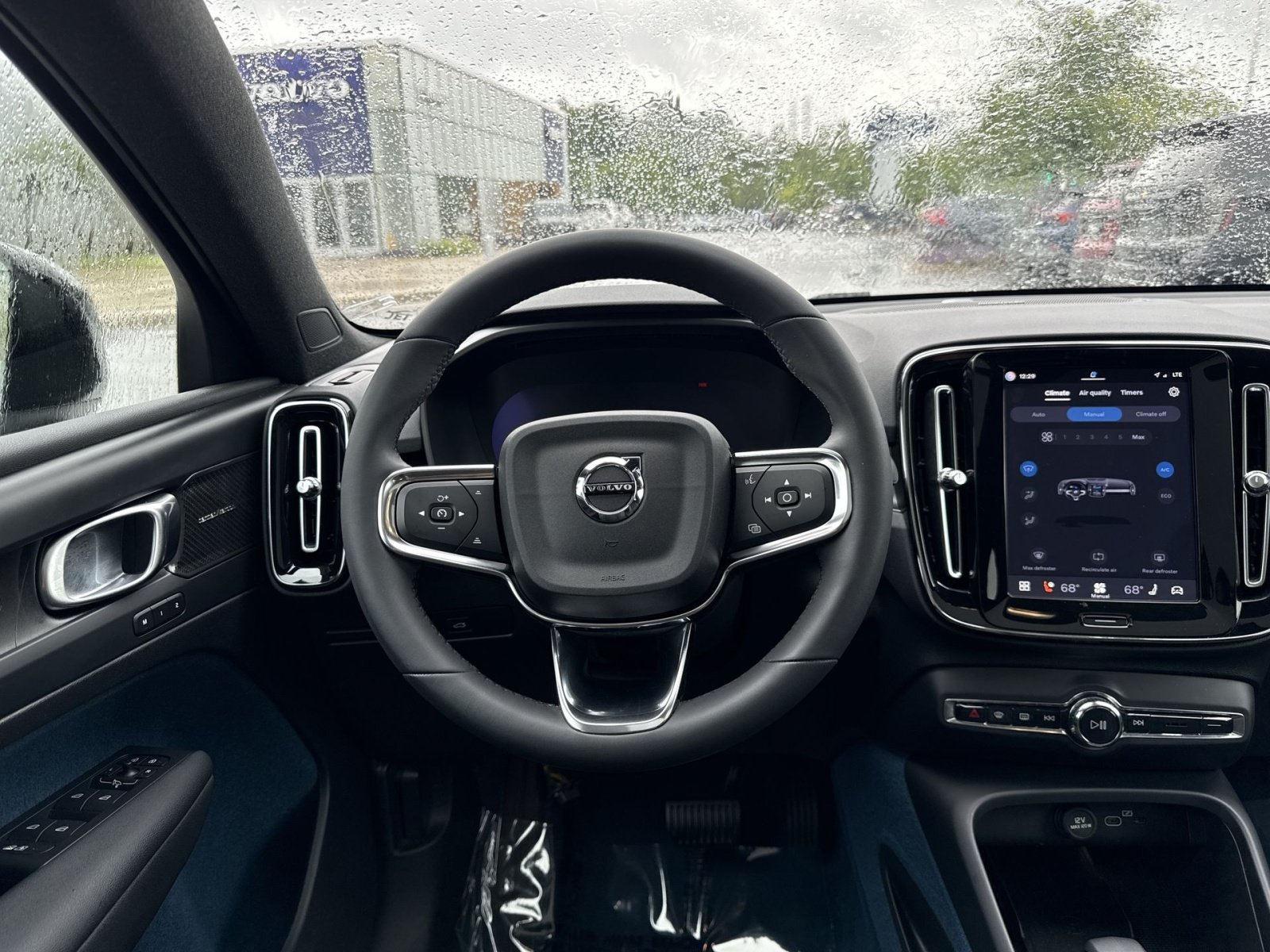 Certified 2023 Volvo C40 P8 Recharge Ultimate w/ Protection Package Premier AWD/4WD image 16
