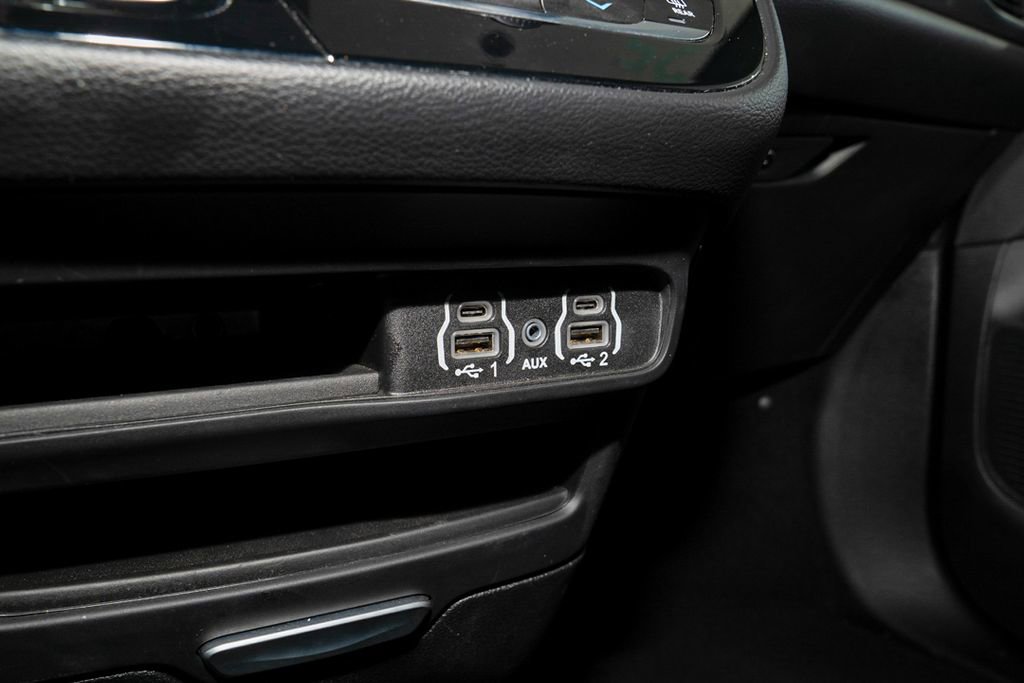 Used 2025 Chrysler Pacifica Select image 16
