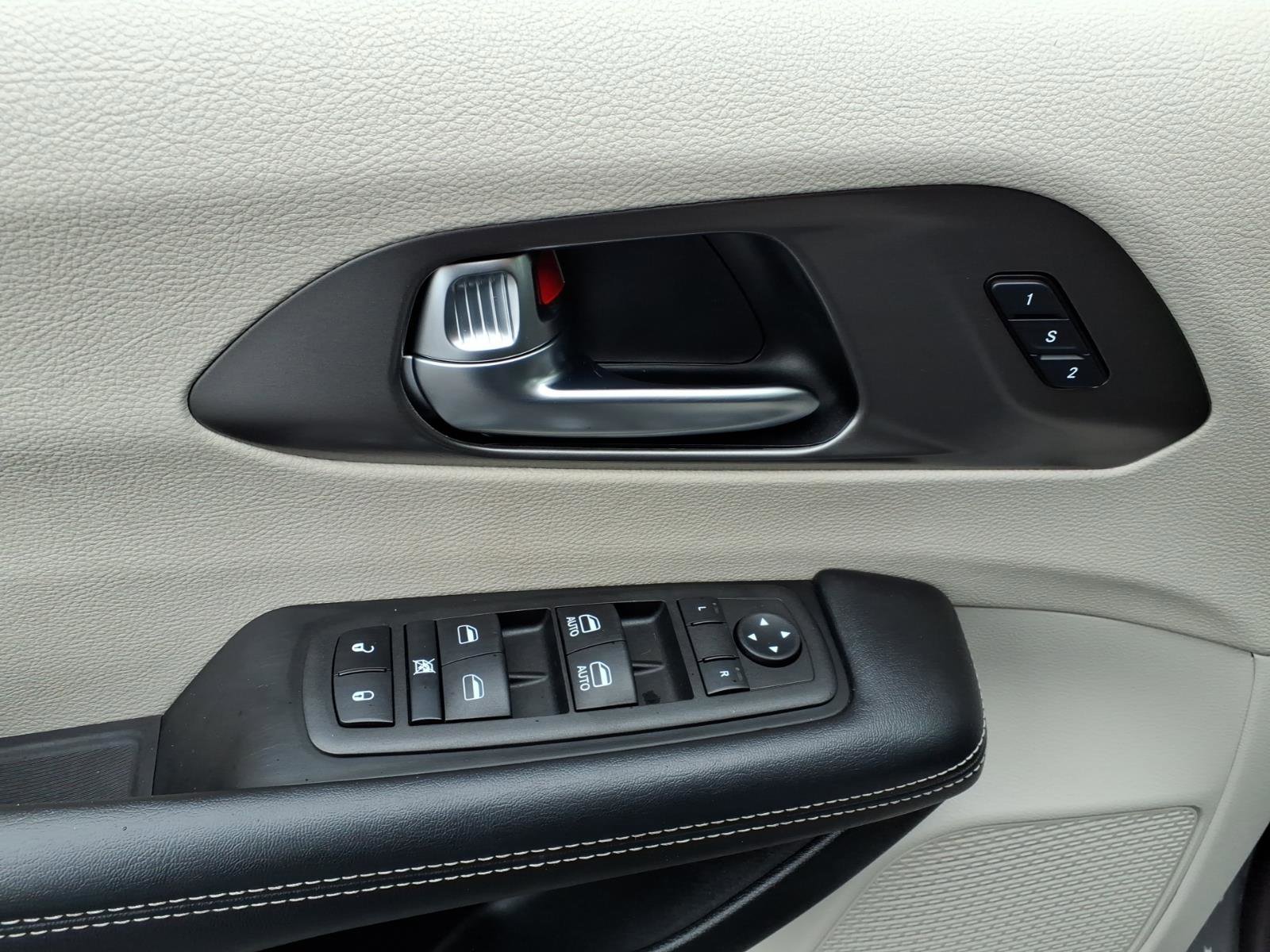 Used 2023 Chrysler Pacifica Touring-L image 13