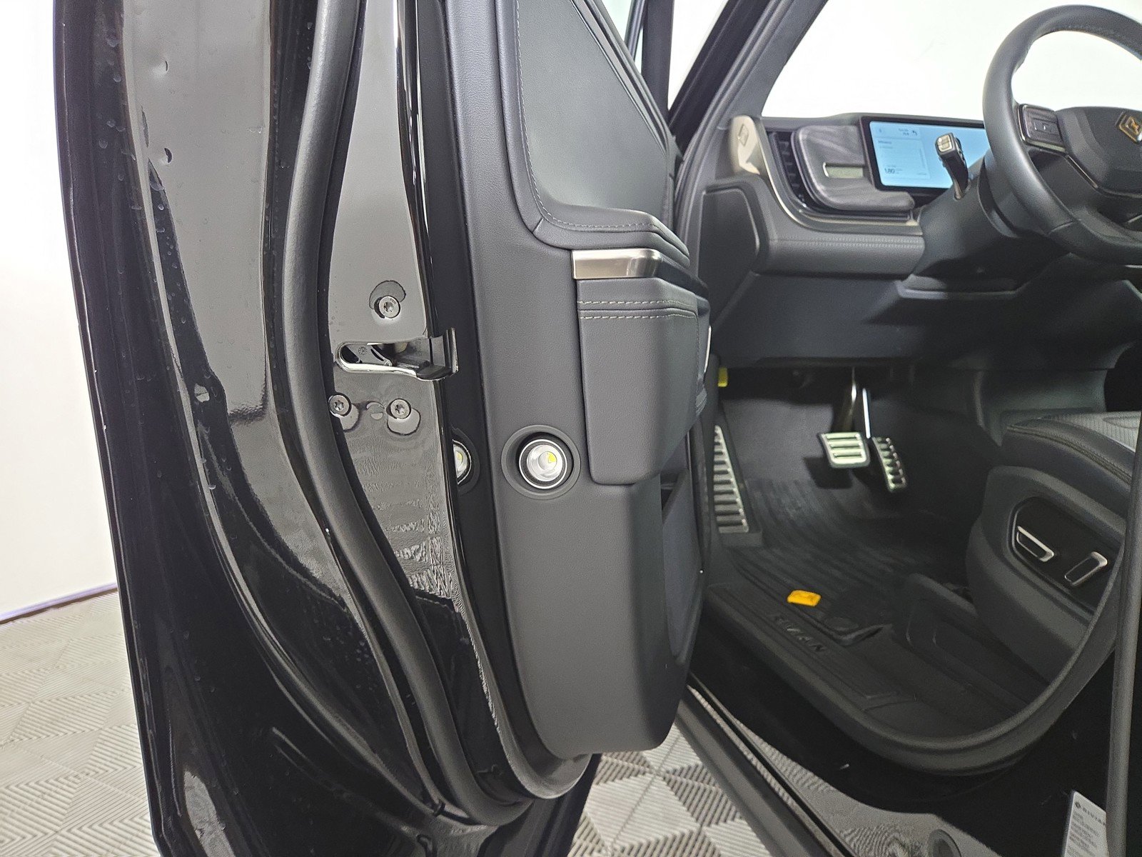 Used 2024 Rivian R1S Adventure image 32