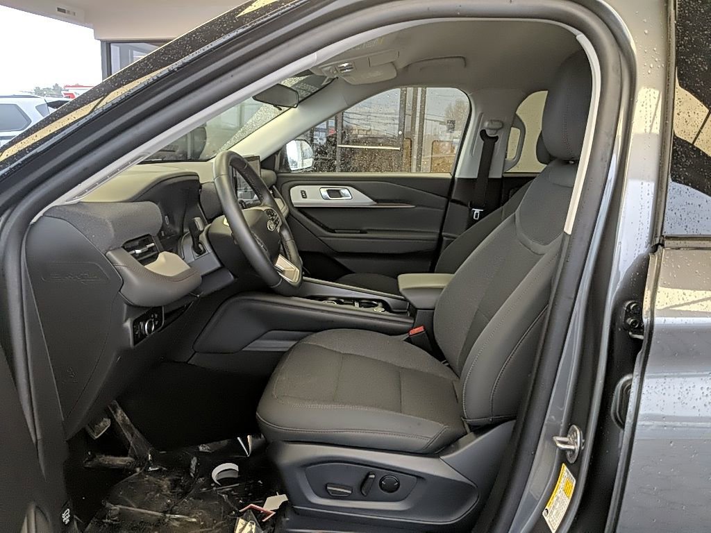 Used 2025 Ford Explorer Active image 12