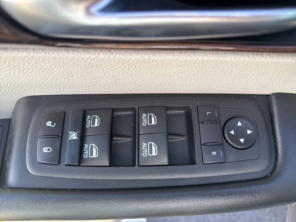 Used 2022 Chrysler Pacifica Limited w/ Uconnect Theater Family Group image 35