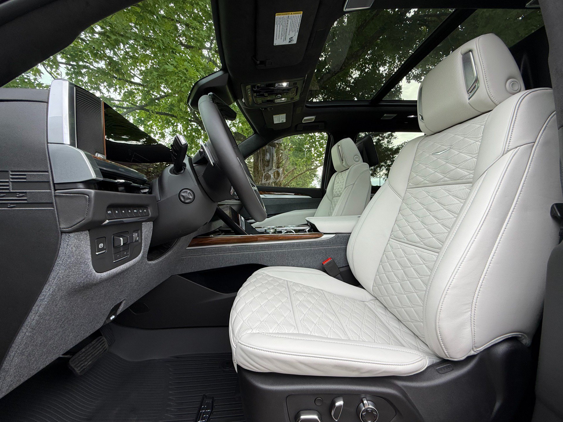 Used 2025 Cadillac Escalade Sport Platinum w/ LPO, Floor Liner Package AWD/4WD image 22