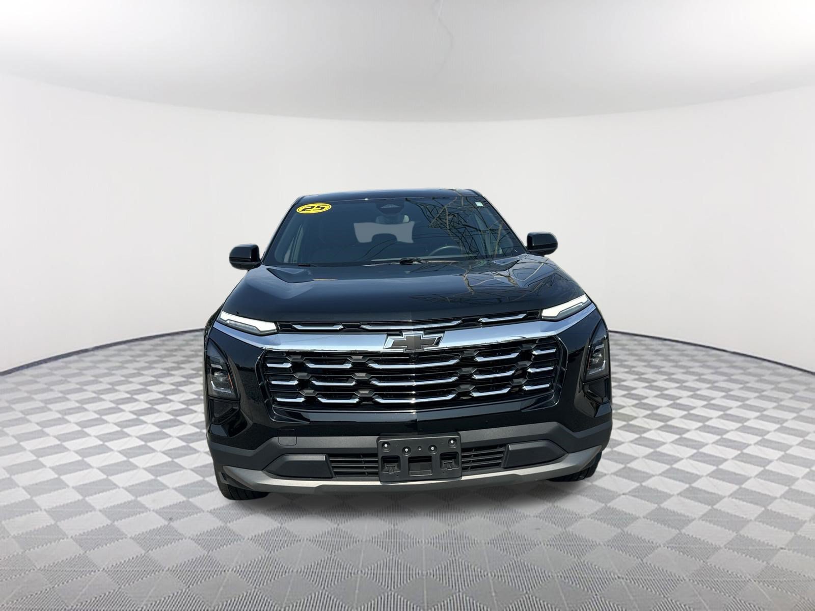Used 2025 Chevrolet Equinox LT FWD image 2