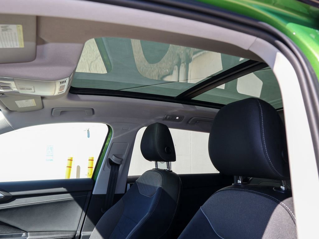 Certified 2025 Volkswagen Taos SE image 12