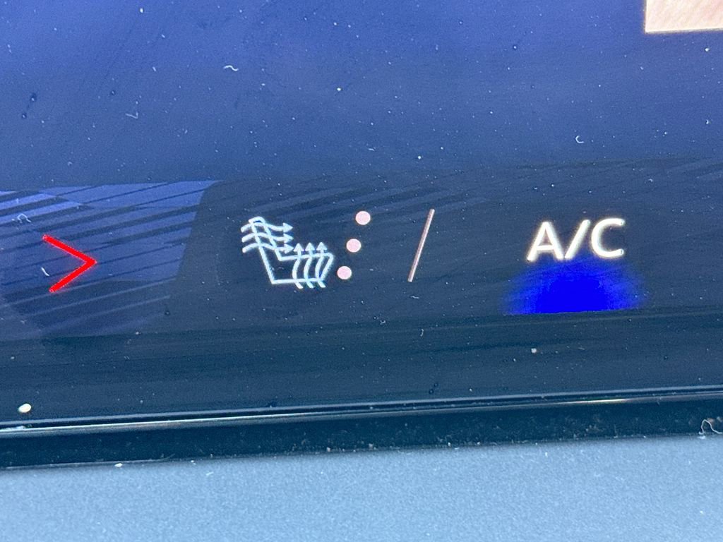 Used 2025 Chevrolet Traverse LT w/ Sun and Wheel Package image 19