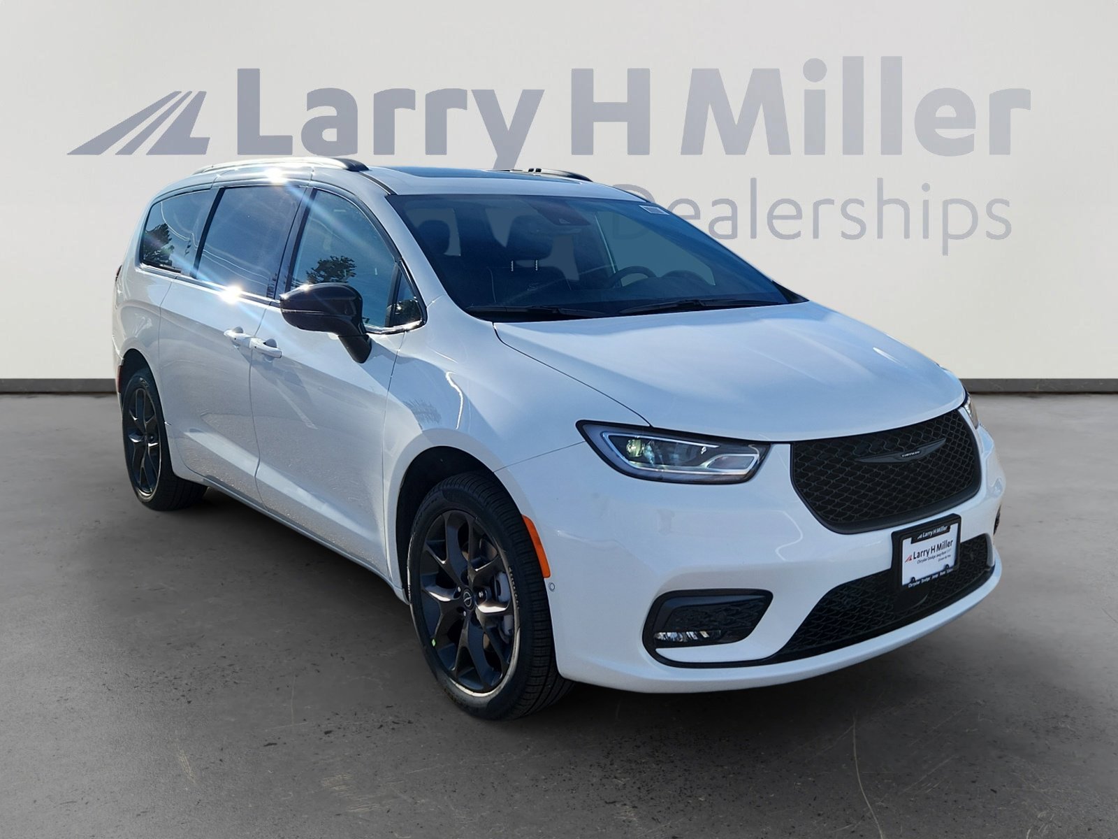 New 2026 Chrysler Pacifica Limited w/ S Appearance Package AWD/4WD image 8