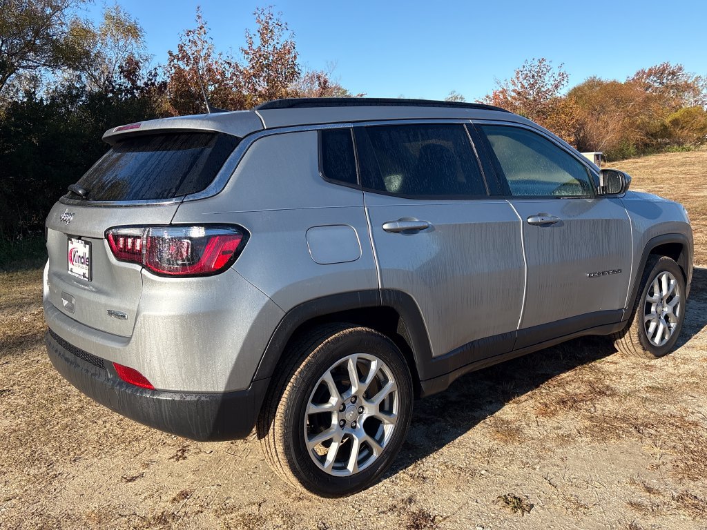 Used 2023 Jeep Compass Latitude AWD/4WD image 15