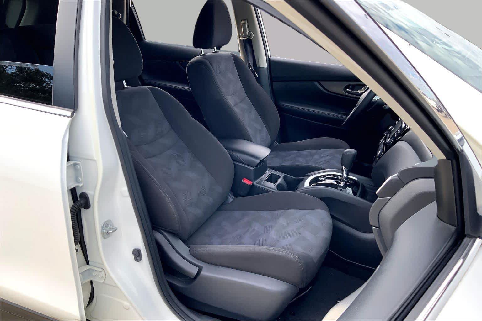 Used 2016 Nissan Rogue S w/ Appearance Package FWD image 9