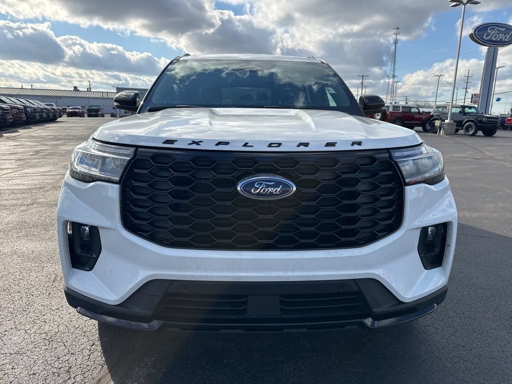Used 2025 Ford Explorer ST-Line w/ ST-Line Street Pack AWD/4WD image 3