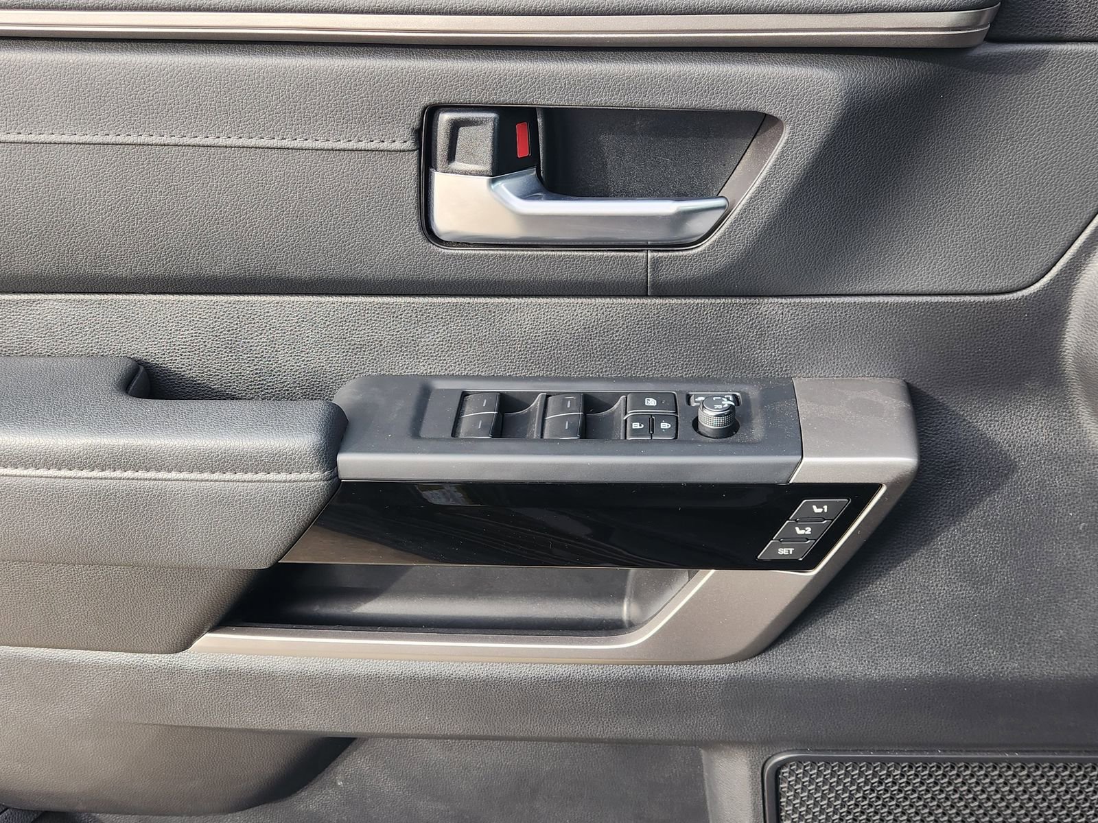 Used 2023 Toyota Sequoia Limited image 28