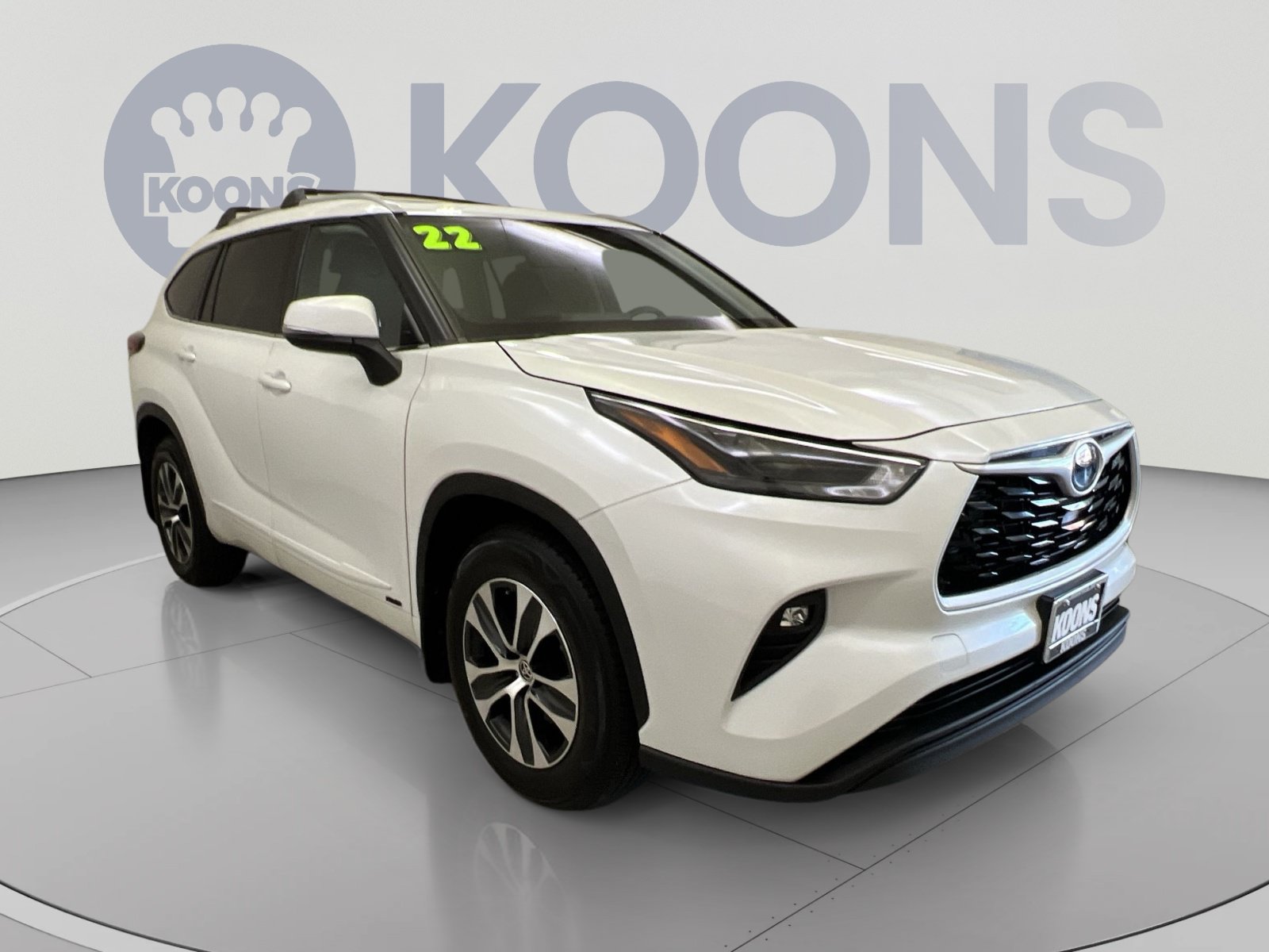 Used 2022 Toyota Highlander XLE AWD/4WD image 2