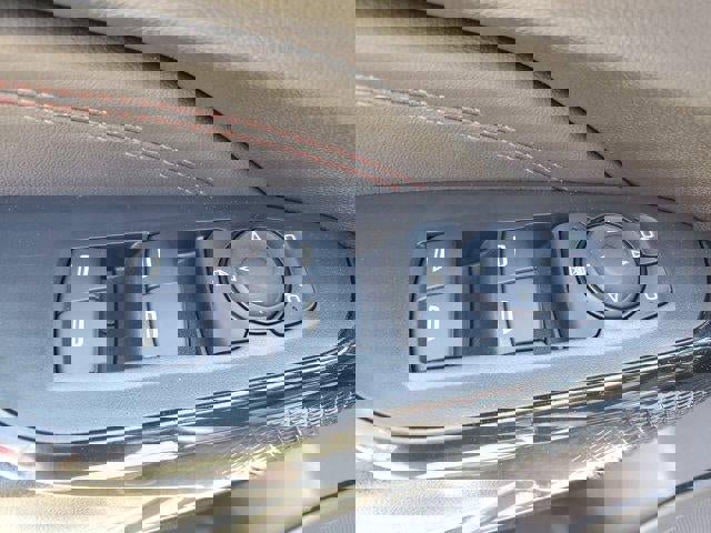 Used 2025 Chevrolet Trax RS w/ Sunroof Package FWD image 21