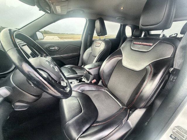 Used 2021 Jeep Cherokee Trailhawk AWD/4WD image 18