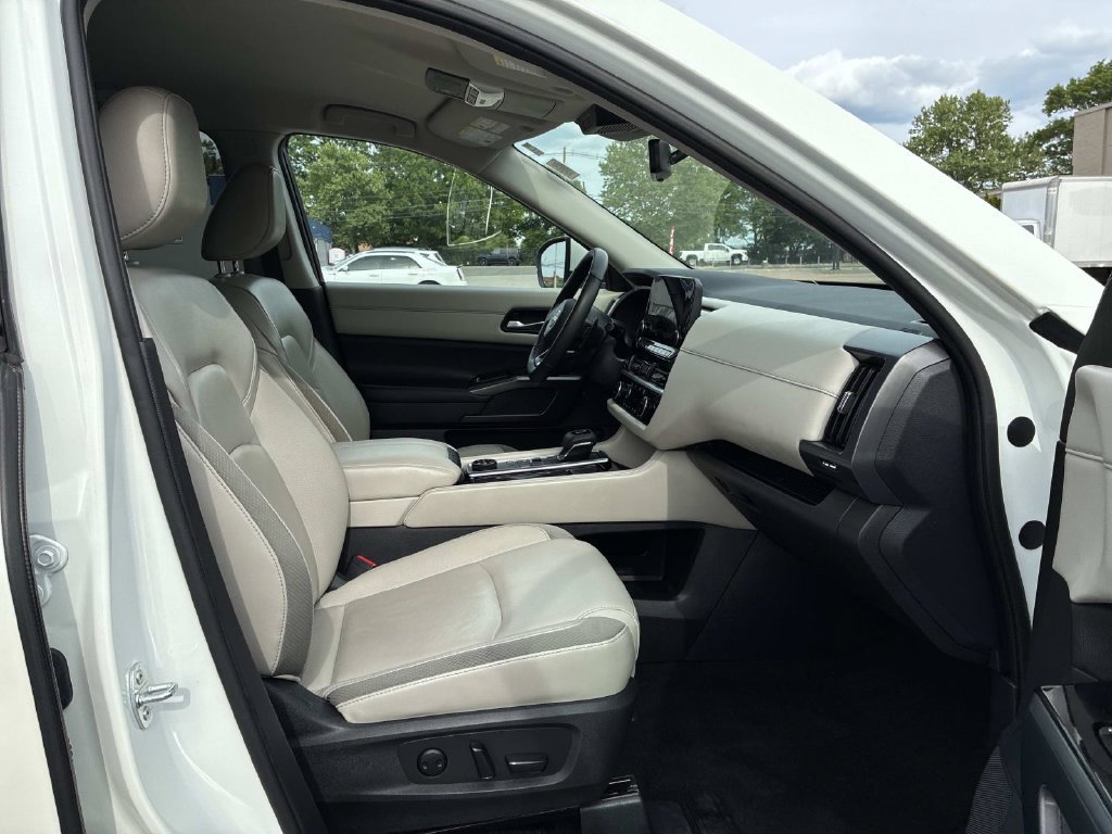 Used 2023 Nissan Pathfinder SL AWD/4WD image 10