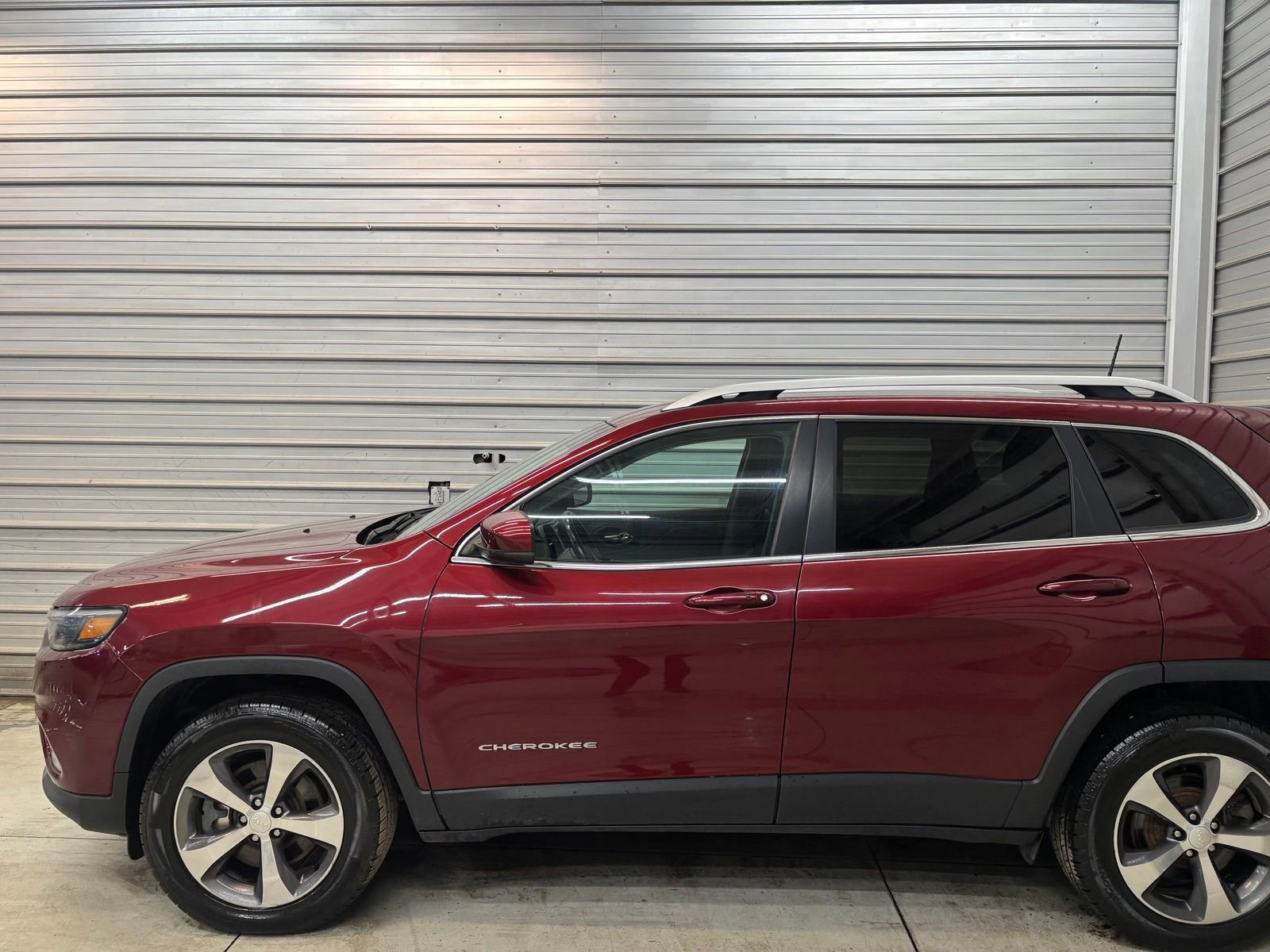 Used 2019 Jeep Cherokee Limited image 3