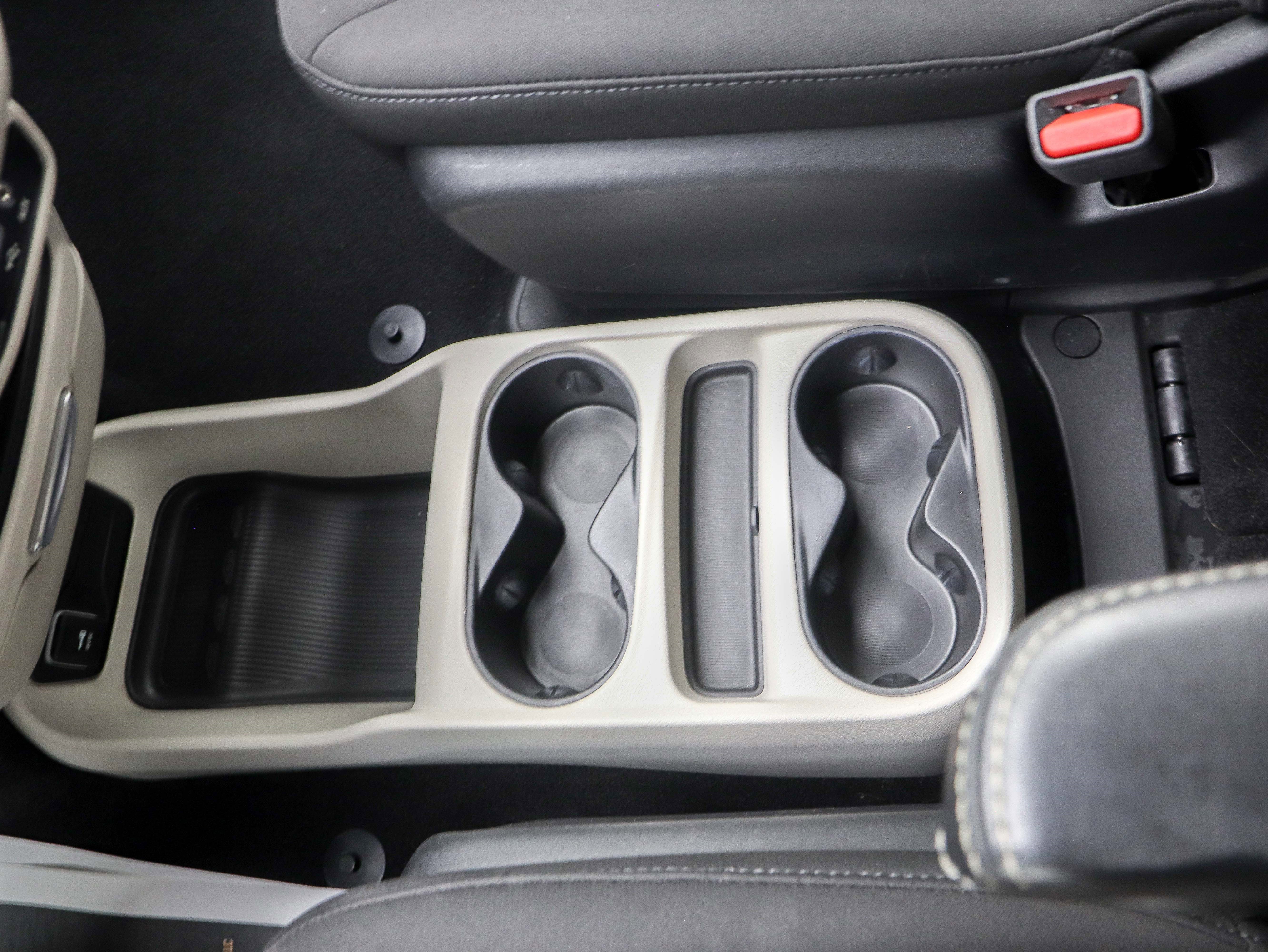 Used 2020 Chrysler Voyager LX image 23