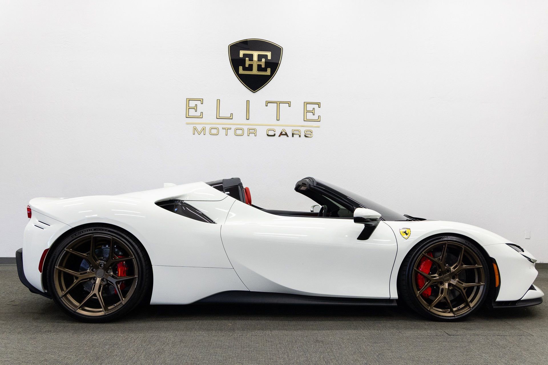 Used 2024 Ferrari SF90 Spider image 9