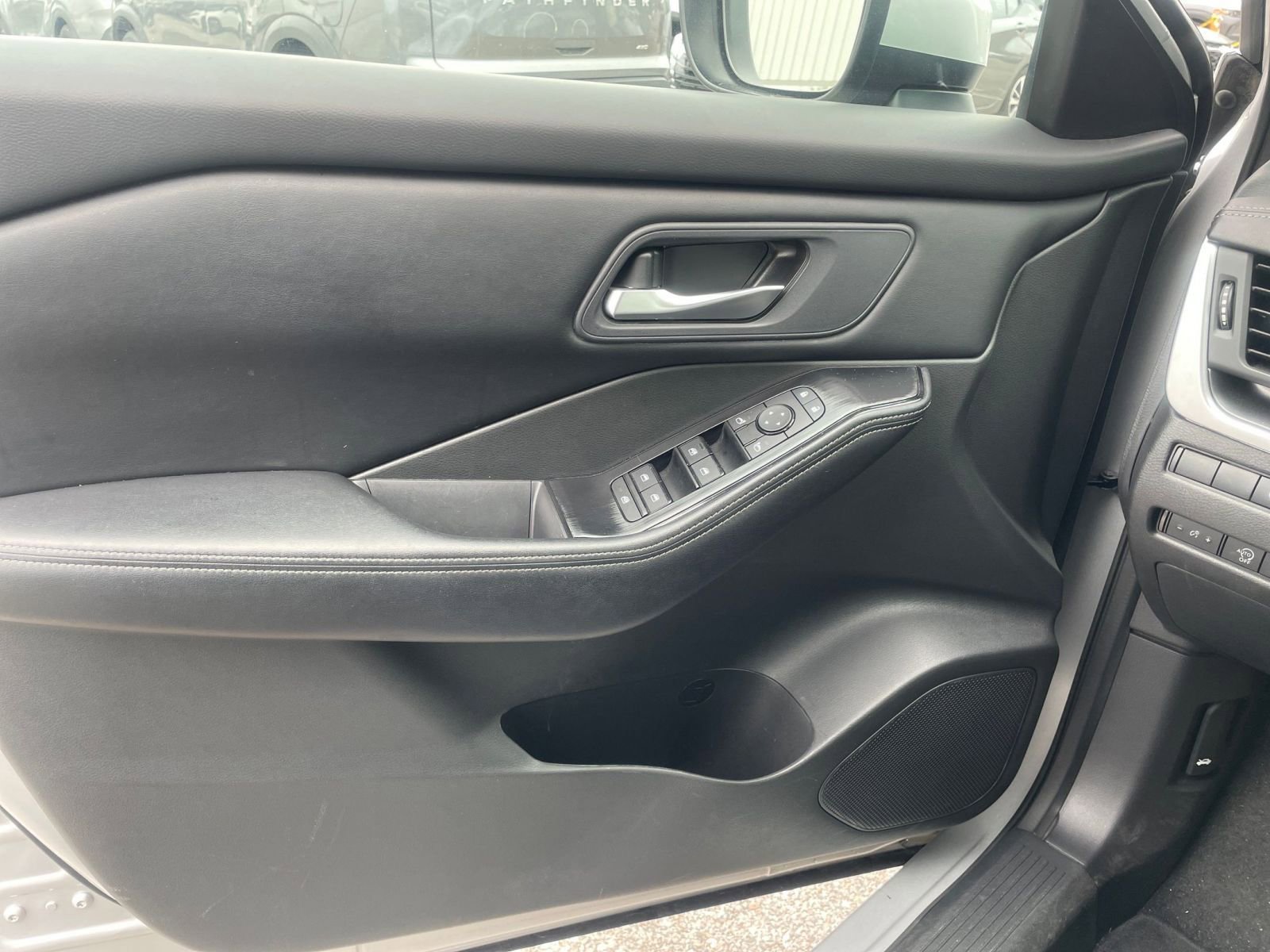 Used 2025 Nissan Rogue SV AWD/4WD image 18