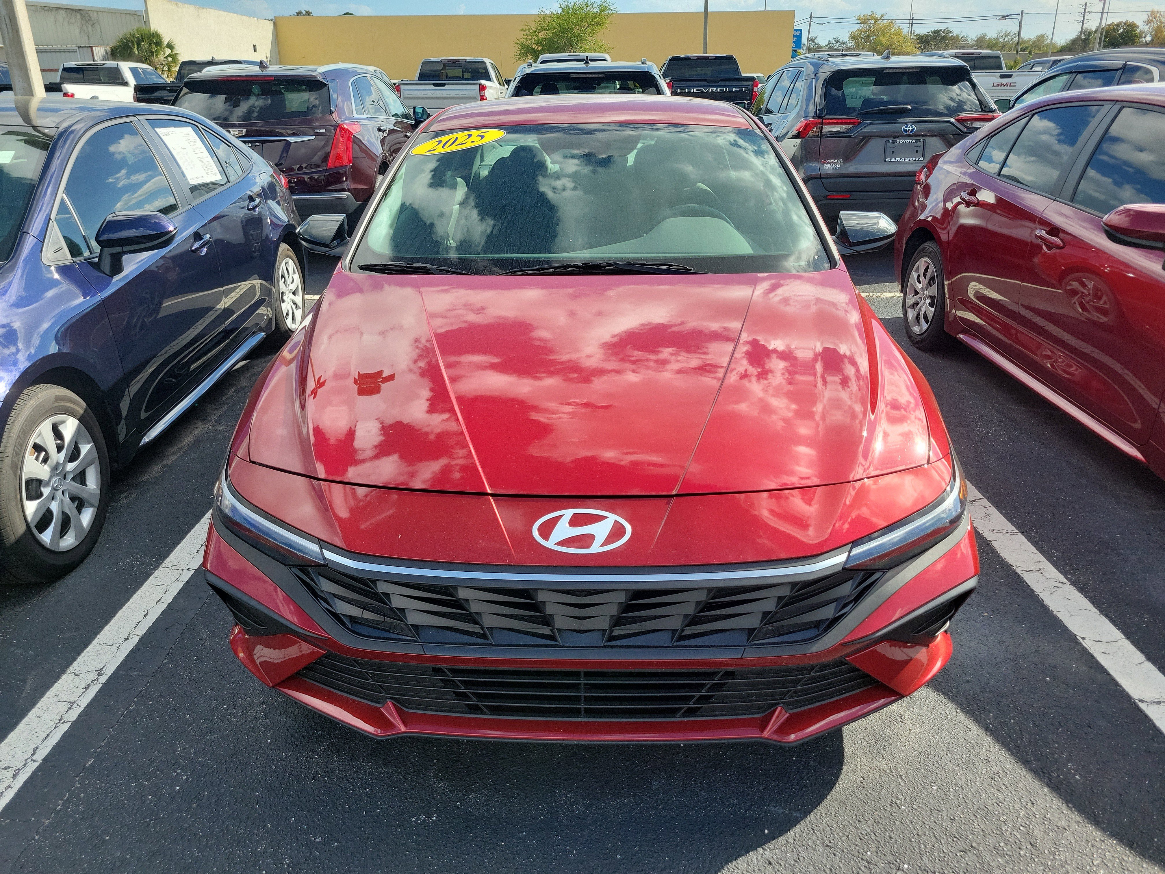 Used 2025 Hyundai Elantra Sport image 2