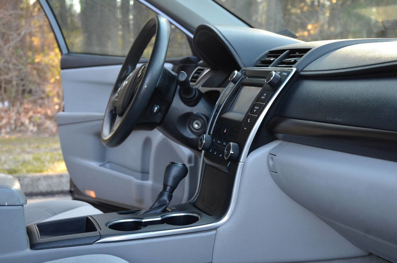 Used 2015 Toyota Camry LE image 12