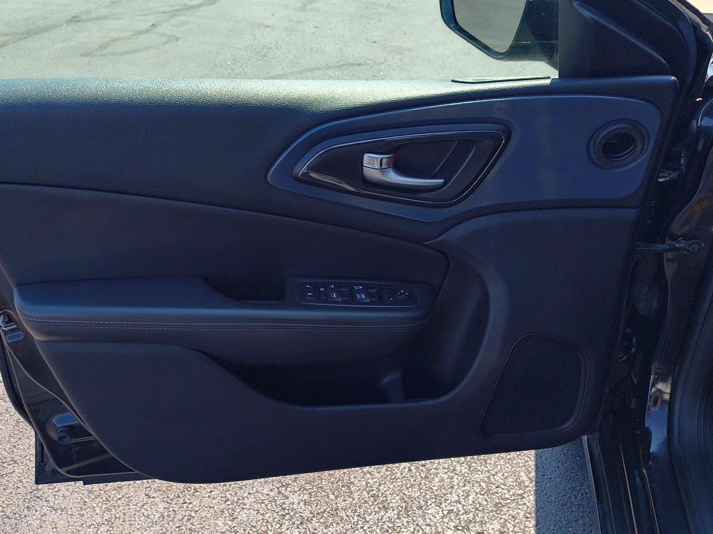 Used 2016 Chrysler 200 S w/ Comfort Group FWD image 4