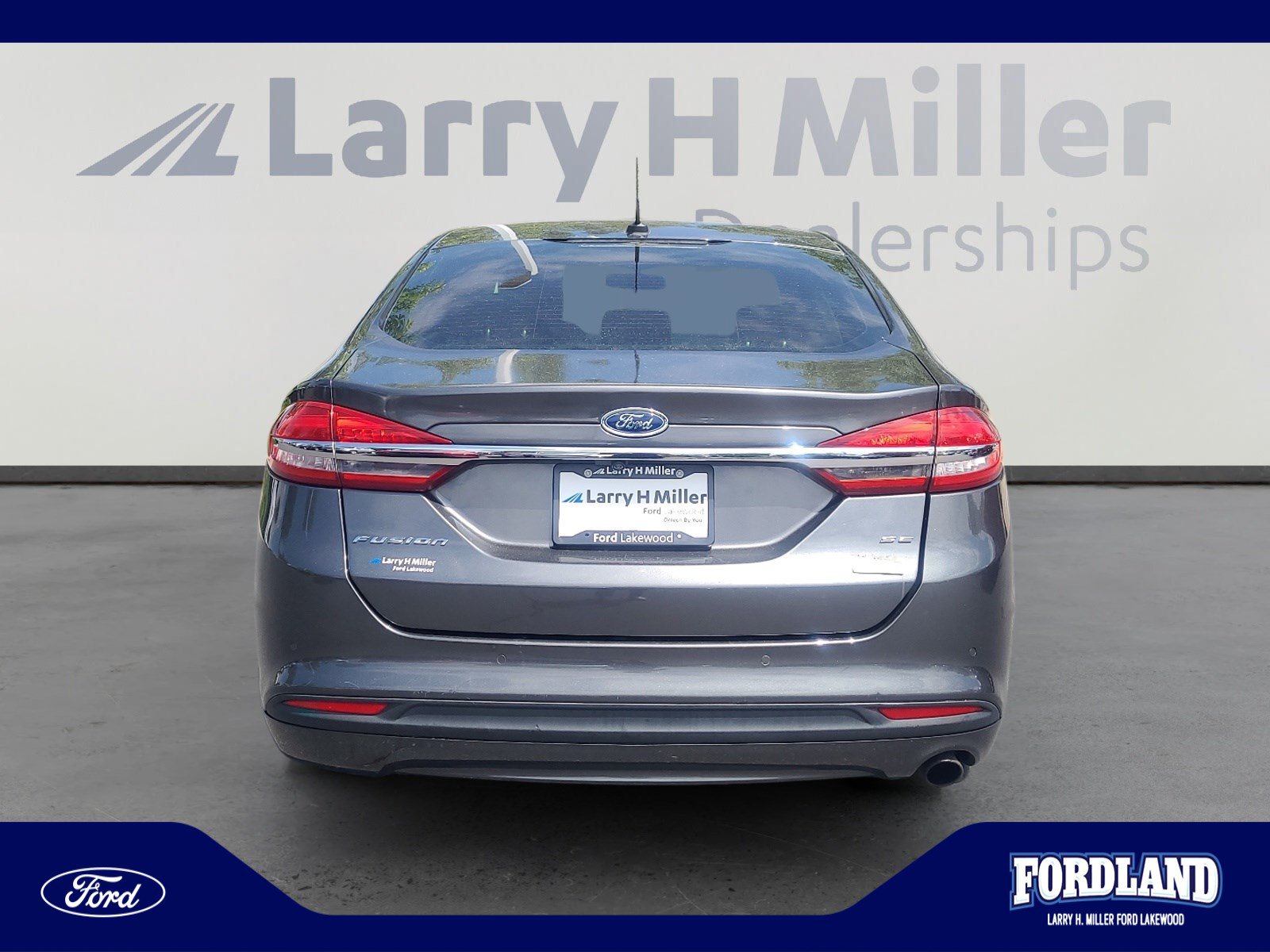 Used 2017 Ford Fusion SE w/ Fusion SE Technology Package FWD image 4