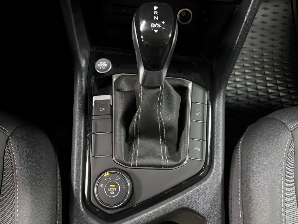 Certified 2025 Volkswagen Taos SE AWD/4WD image 17